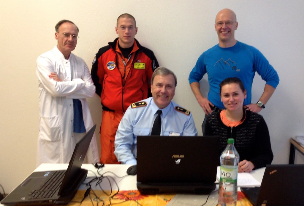 v.l.n.r.: M. Helm, F. Josse (beide traumateam), A. Kalinowski (Chefarzt des BwK Ulm) M. und J. Hofmann (Uni Bw)